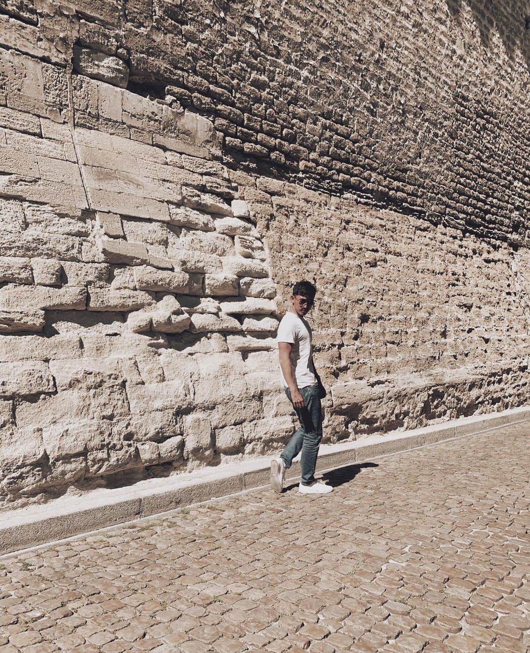 三浦大地さんのインスタグラム写真 - (三浦大地Instagram)「城壁に囲まれた街。  その中には人を寄せ付けない高い塔の教皇庁がある。  昔は侵略と隣り合わせだったのだろう。  #france #avignon #palaisdespapes」5月30日 10時58分 - daichi_1127
