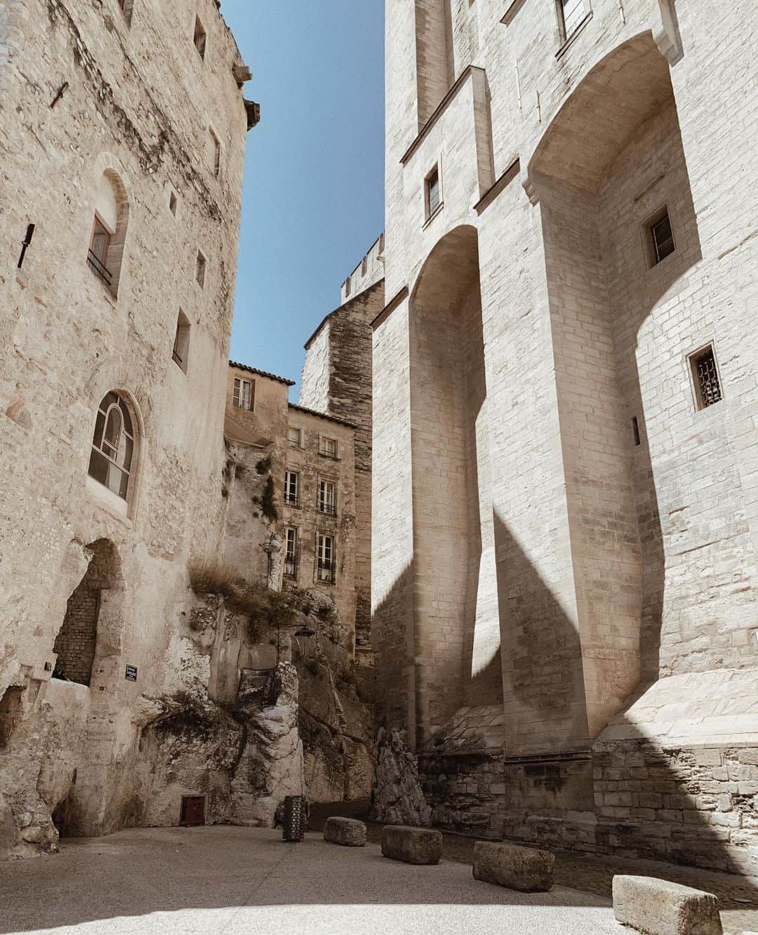 三浦大地さんのインスタグラム写真 - (三浦大地Instagram)「城壁に囲まれた街。  その中には人を寄せ付けない高い塔の教皇庁がある。  昔は侵略と隣り合わせだったのだろう。  #france #avignon #palaisdespapes」5月30日 10時58分 - daichi_1127
