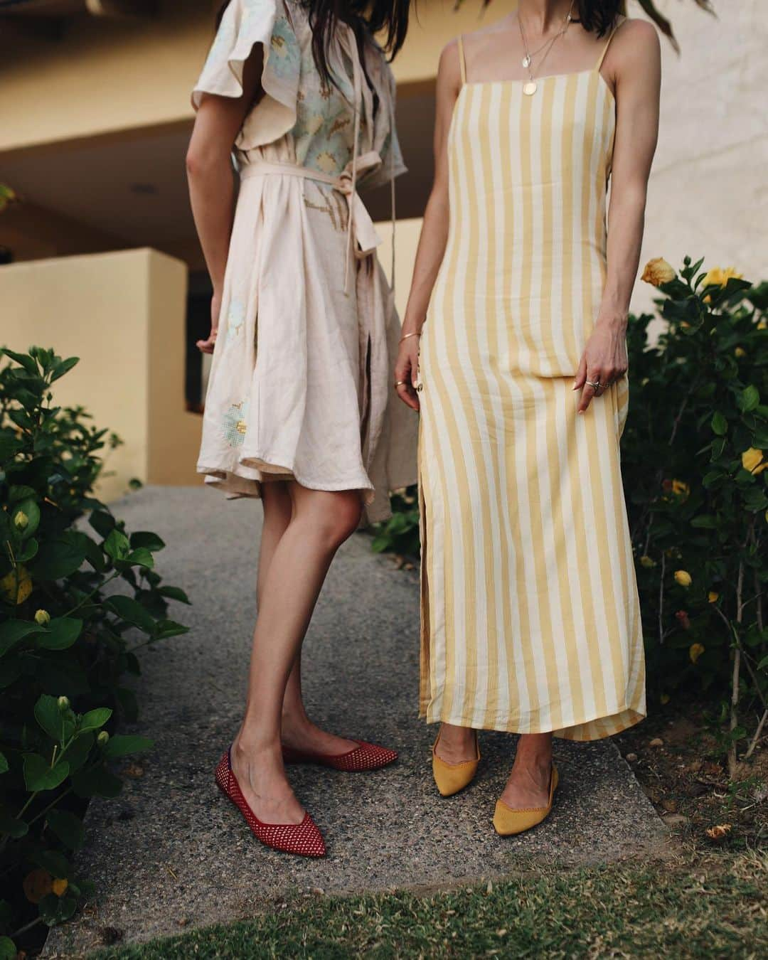 ナタリー・スアレスさんのインスタグラム写真 - (ナタリー・スアレスInstagram)「First time in Punta Mita with the girls! We packed our @rothys flats, the most easy-going, comfortable shoe I own that goes with my prettiest summer dresses. Rothy’s shoes are machine-washable and sustainable, each pair made with recycled water bottles and carbon free rubber. What’s not to love? #RothysintheWild」5月30日 10時53分 - natalieoffduty