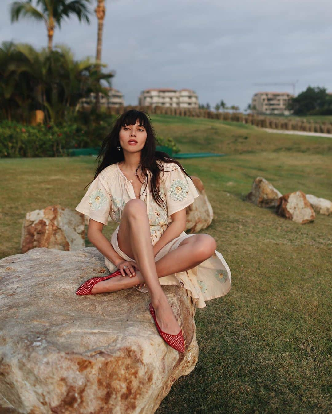 ナタリー・スアレスさんのインスタグラム写真 - (ナタリー・スアレスInstagram)「First time in Punta Mita with the girls! We packed our @rothys flats, the most easy-going, comfortable shoe I own that goes with my prettiest summer dresses. Rothy’s shoes are machine-washable and sustainable, each pair made with recycled water bottles and carbon free rubber. What’s not to love? #RothysintheWild」5月30日 10時53分 - natalieoffduty