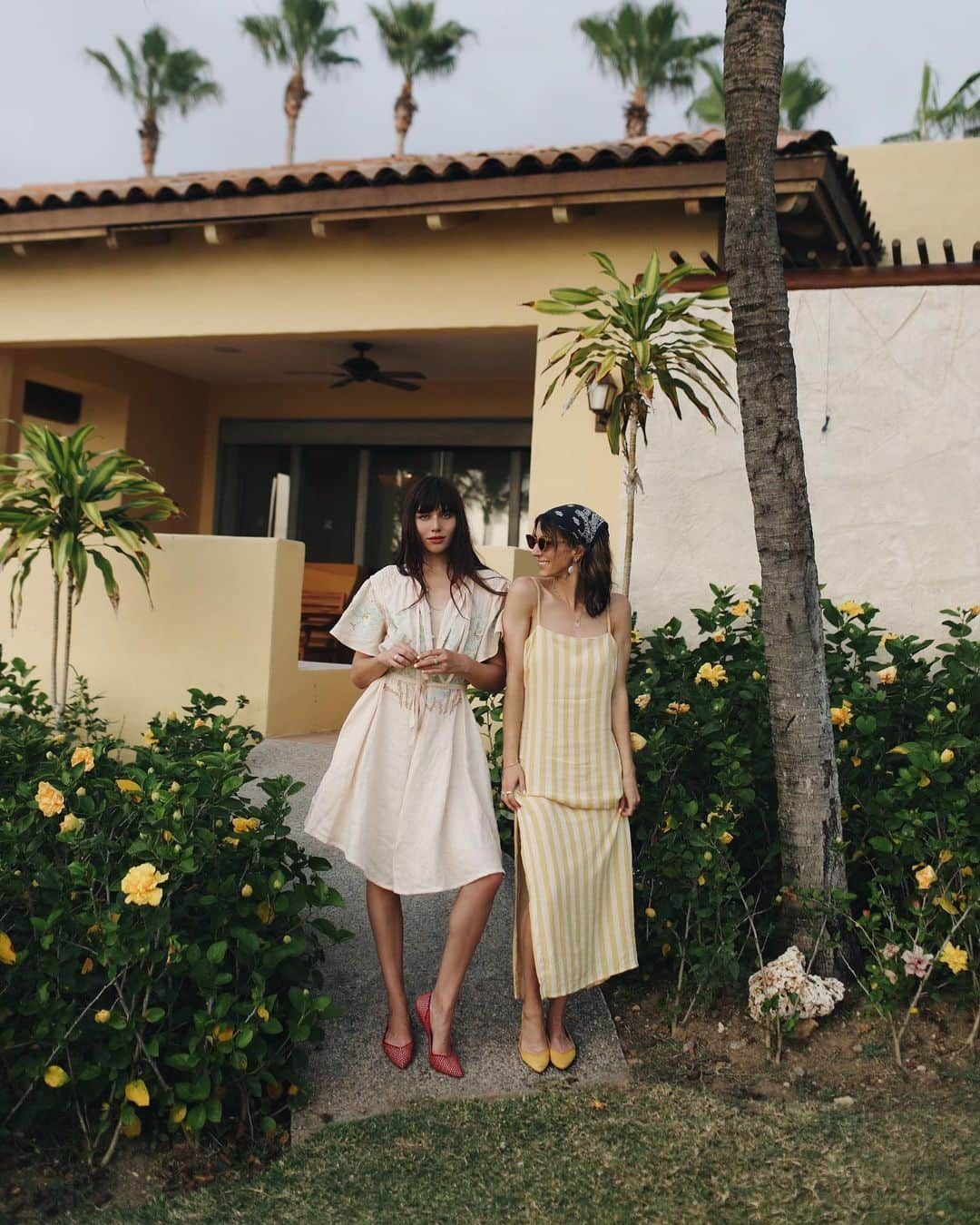 ナタリー・スアレスさんのインスタグラム写真 - (ナタリー・スアレスInstagram)「First time in Punta Mita with the girls! We packed our @rothys flats, the most easy-going, comfortable shoe I own that goes with my prettiest summer dresses. Rothy’s shoes are machine-washable and sustainable, each pair made with recycled water bottles and carbon free rubber. What’s not to love? #RothysintheWild」5月30日 10時53分 - natalieoffduty