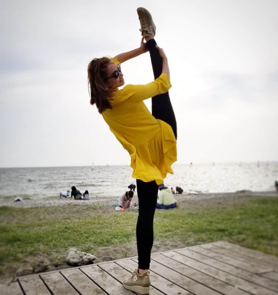 ベネット・マヤのインスタグラム：「Right before I fell over..🤦🏽‍♀️😅 #gymnastics #balance #i字バランス」