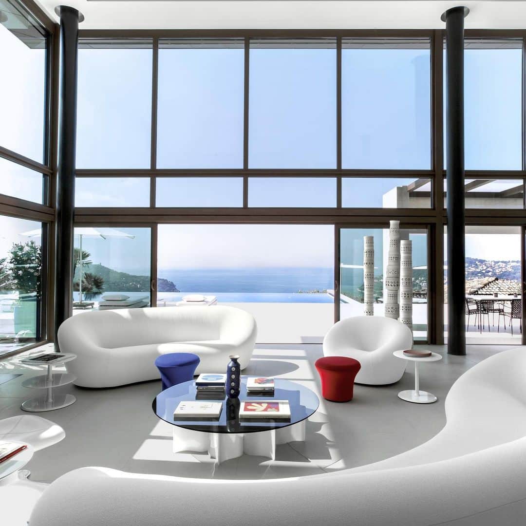 ELLE DECORさんのインスタグラム写真 - (ELLE DECORInstagram)「“With bright white as the backdrop, she adds jolts of color and blue-chip contemporary art,” says @thealinacho of designer @lisaperrystyle’s contemporary Côte d’Azur retreat. The 1960s-style home is a clean-lined oasis punctuated by statement furniture and decor, where the views of the Bay of Villefranche shine just as much as what’s inside. Click the link in bio for the full home tour, as seen in our June 2019 issue. Photo: @robynleaphotography」5月30日 10時55分 - elledecor