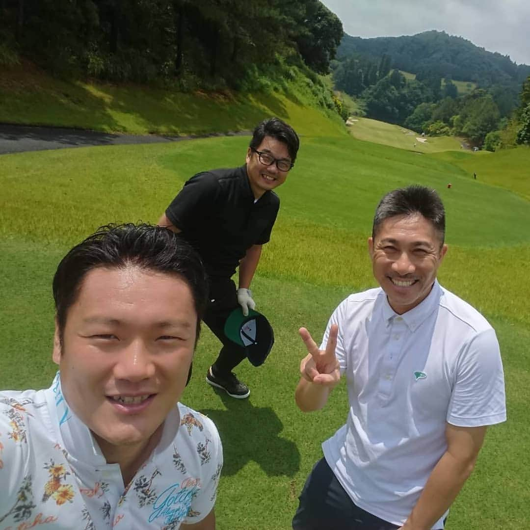 前園真聖さんのインスタグラム写真 - (前園真聖Instagram)「楽しいゴルフでした👍 なぜか千葉なのに1人だけハワイ感をだしている😆 #ゴルフ  #golf #ブリック&ウッドクラブ #雨上がり #前園真聖」5月30日 10時56分 - maezono_masakiyo