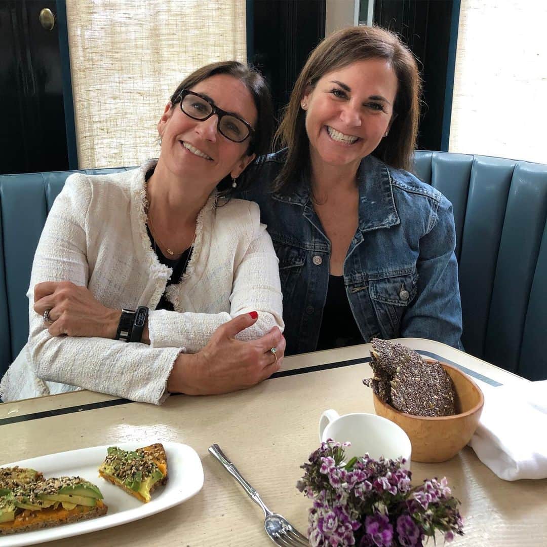 ボビー・ブラウンのインスタグラム：「When my baby sister @nutritionschool health coach alumni , Pilates instructor and massage therapist @simpleandwell comes to town and gets a walk on in @iamwellandgood #theavocadoshow giggles abound.  Love you sis.」