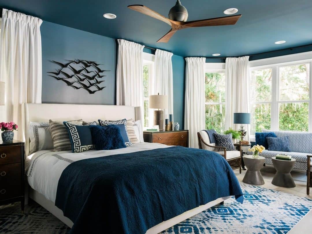 HGTVさんのインスタグラム写真 - (HGTVInstagram)「Ready to list it? Our experts are sharing 10 cosmetic upgrades that are easy to tackle and will help sell your home in a flash. Swapping out dated light fixtures and fans is on the list. Tap the link in our bio for the rest! Design by @bpatrickflynn. 📸: @rusticwhite . . . #realestate #forsale #staging #interiordesign #lightfixtures」5月30日 11時00分 - hgtv