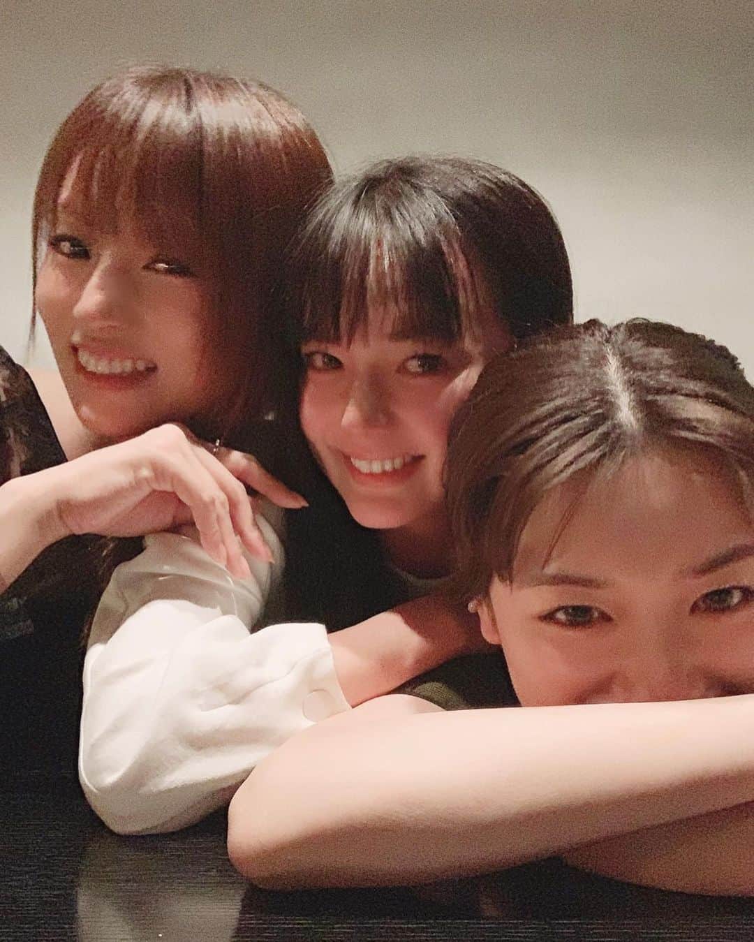 深田恭子さんのインスタグラム写真 - (深田恭子Instagram)「私達が三姉妹としてお仕事させていただいてからもう2年半以上も時が経っているんだねぇと♥️それぞれのお話を順番にしていたら...多部ちゃんがいきなり涙ぽろぽろ...永野めーたんも涙ぽろぽろ...つられて私も涙ぽろぽろ...気が付いたら3人でなぜか大号泣🥺🌸いつのまにかなんでも話せる本当の姉妹みたいになっていたことが嬉しくて、幸せなあったかい涙だったのです😢🎀すごく素敵な熱い夜で胸がギューっとなりました🥺💕 #女優さんの涙って美しいな #一瞬で引き込まれちゃった #多部ちゃんに甘えてる私 #永野めーたん撮 #多部未華子 さん #永野芽郁 さん #kyokofukada」5月30日 11時00分 - kyokofukada_official