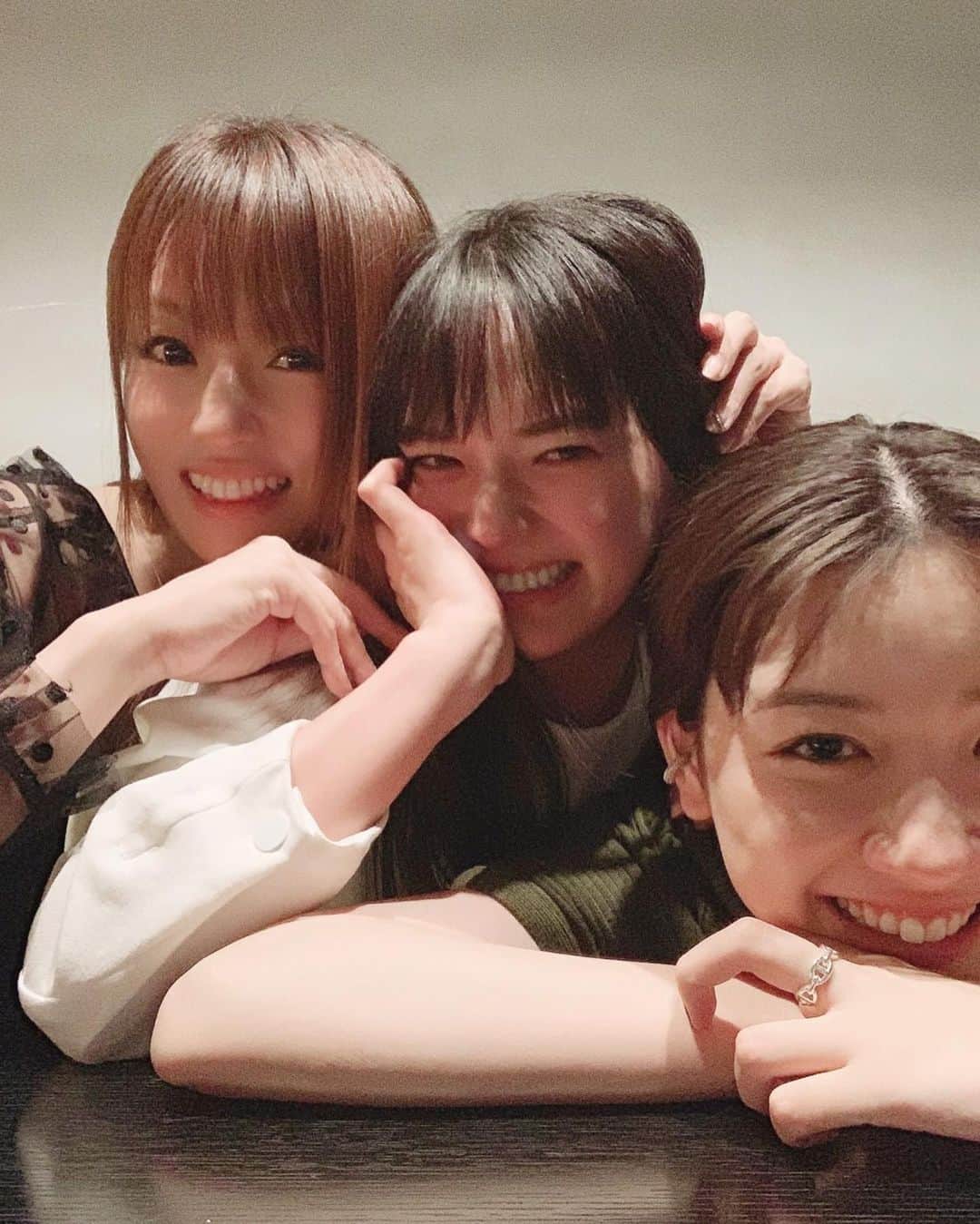 深田恭子さんのインスタグラム写真 - (深田恭子Instagram)「私達が三姉妹としてお仕事させていただいてからもう2年半以上も時が経っているんだねぇと♥️それぞれのお話を順番にしていたら...多部ちゃんがいきなり涙ぽろぽろ...永野めーたんも涙ぽろぽろ...つられて私も涙ぽろぽろ...気が付いたら3人でなぜか大号泣🥺🌸いつのまにかなんでも話せる本当の姉妹みたいになっていたことが嬉しくて、幸せなあったかい涙だったのです😢🎀すごく素敵な熱い夜で胸がギューっとなりました🥺💕 #女優さんの涙って美しいな #一瞬で引き込まれちゃった #多部ちゃんに甘えてる私 #永野めーたん撮 #多部未華子 さん #永野芽郁 さん #kyokofukada」5月30日 11時00分 - kyokofukada_official
