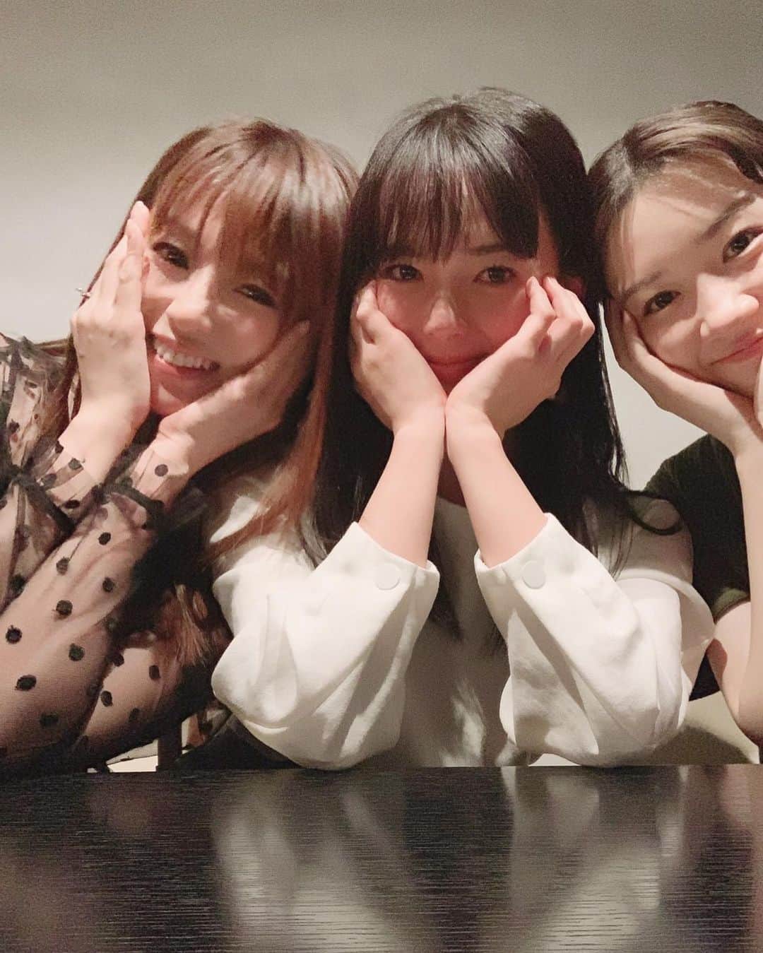 深田恭子のインスタグラム：「私達が三姉妹としてお仕事させていただいてからもう2年半以上も時が経っているんだねぇと♥️それぞれのお話を順番にしていたら...多部ちゃんがいきなり涙ぽろぽろ...永野めーたんも涙ぽろぽろ...つられて私も涙ぽろぽろ...気が付いたら3人でなぜか大号泣🥺🌸いつのまにかなんでも話せる本当の姉妹みたいになっていたことが嬉しくて、幸せなあったかい涙だったのです😢🎀すごく素敵な熱い夜で胸がギューっとなりました🥺💕 #女優さんの涙って美しいな #一瞬で引き込まれちゃった #多部ちゃんに甘えてる私 #永野めーたん撮 #多部未華子 さん #永野芽郁 さん #kyokofukada」