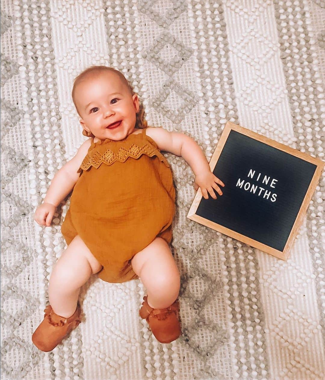 Chelsea Houskaさんのインスタグラム写真 - (Chelsea HouskaInstagram)「Layne has officially decided she’s too cool for bows 😎 NINE MONTHS🖤 @coledeboer」5月30日 11時09分 - chelseahouska