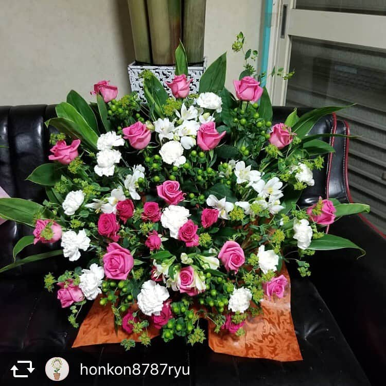 ほんこんさんのインスタグラム写真 - (ほんこんInstagram)「honkon8787ryu #ほんこんの花屋さんbloom #お笑い芸人さん #ほんこんさん #お花屋さん #アレンジ #フラワー #大阪 #貝塚 #海蔵kaizou  #花 #花屋 #お笑い芸人 #ほんこん  #ハーバリウムボールペン  おはようございます。 ほんこんさんの花屋さんbloom 花のお兄さんです。  今日も大阪はいい天気です！ 日中暑いですね☀️ 夜は少し冷えますね。お身体にお気をつけください。  今日もお花と一緒に働いております。笑 お花を見ていると笑顔がもらえますね✨ 皆さんもお花を眺めてみては？ お花の事は全てお任せください‼️ ほんこんの花屋さんbloom  年中無休 お電話受付10時～17時  mail honkon878@gmail.com  TEL 080-7975-4314」5月30日 11時22分 - hongkong2015_4_9