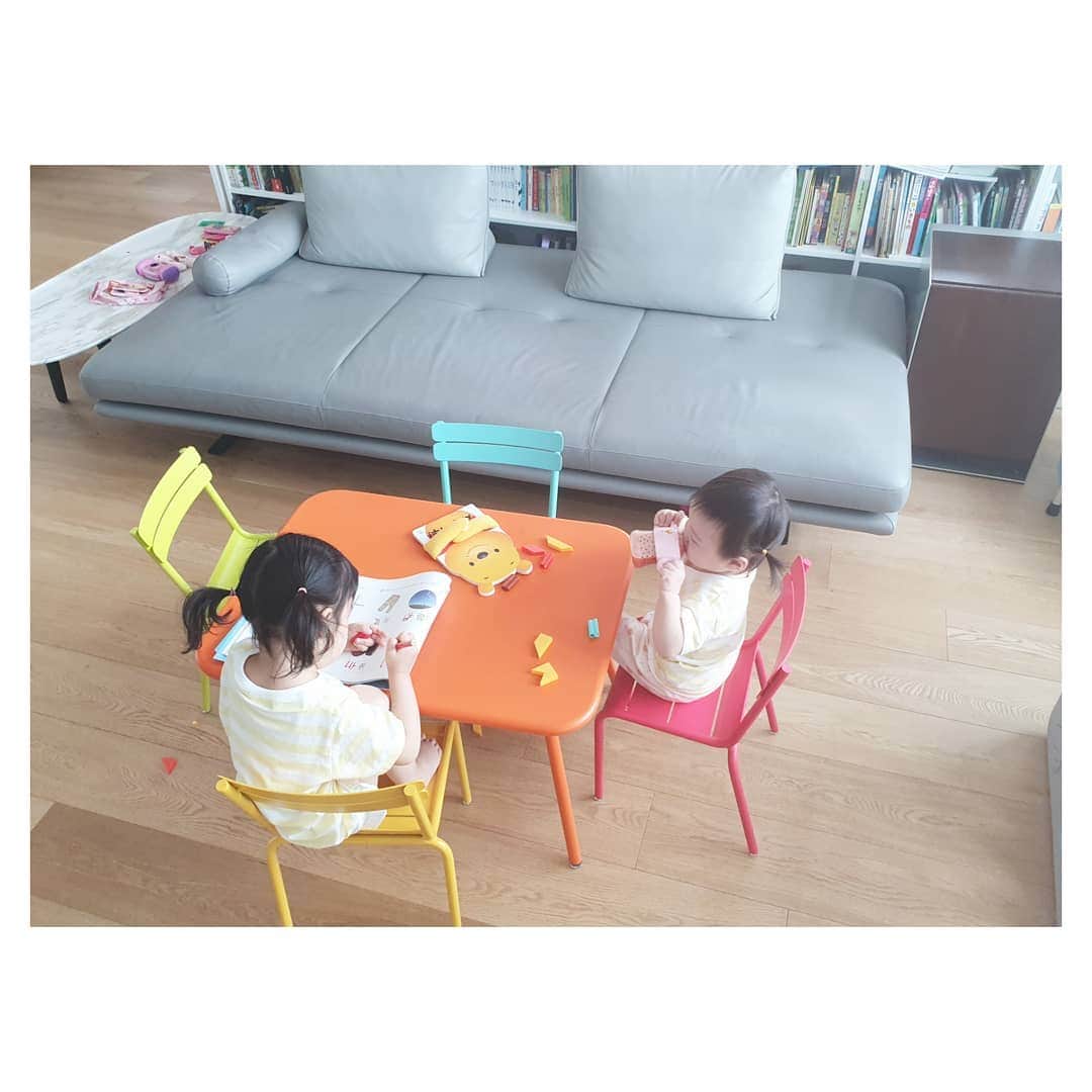 ソ・ユジンさんのインスタグラム写真 - (ソ・ユジンInstagram)「야외테이블로 산건데 여기앉으면 자꾸 공부를 해서  ㅎㅎ 일단 거실에 두기로 ㅎㅎ @fermobkorea」5月30日 11時26分 - yujin_so