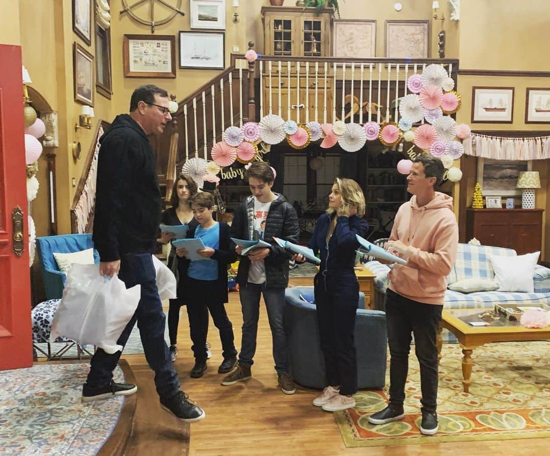 キャンディス・キャメロン・ブレさんのインスタグラム写真 - (キャンディス・キャメロン・ブレInstagram)「Rehearsals have started! Fuller House season 5 is underway!  #FullerHouse #Ohmylanta #FullHouse」5月30日 11時41分 - candacecbure