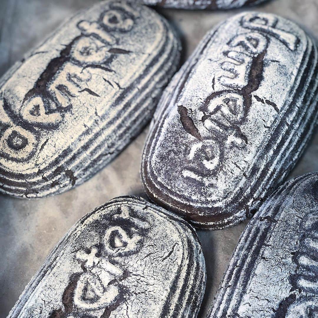 北原徹さんのインスタグラム写真 - (北原徹Instagram)「今日の撮影。  #ドイツパン #ロゲンブロート #ライ麦100パーセント とても美味しいパンで、腸の調子が変わるくらい！！！ #美味しいものは美しい」5月30日 11時40分 - torukitahara