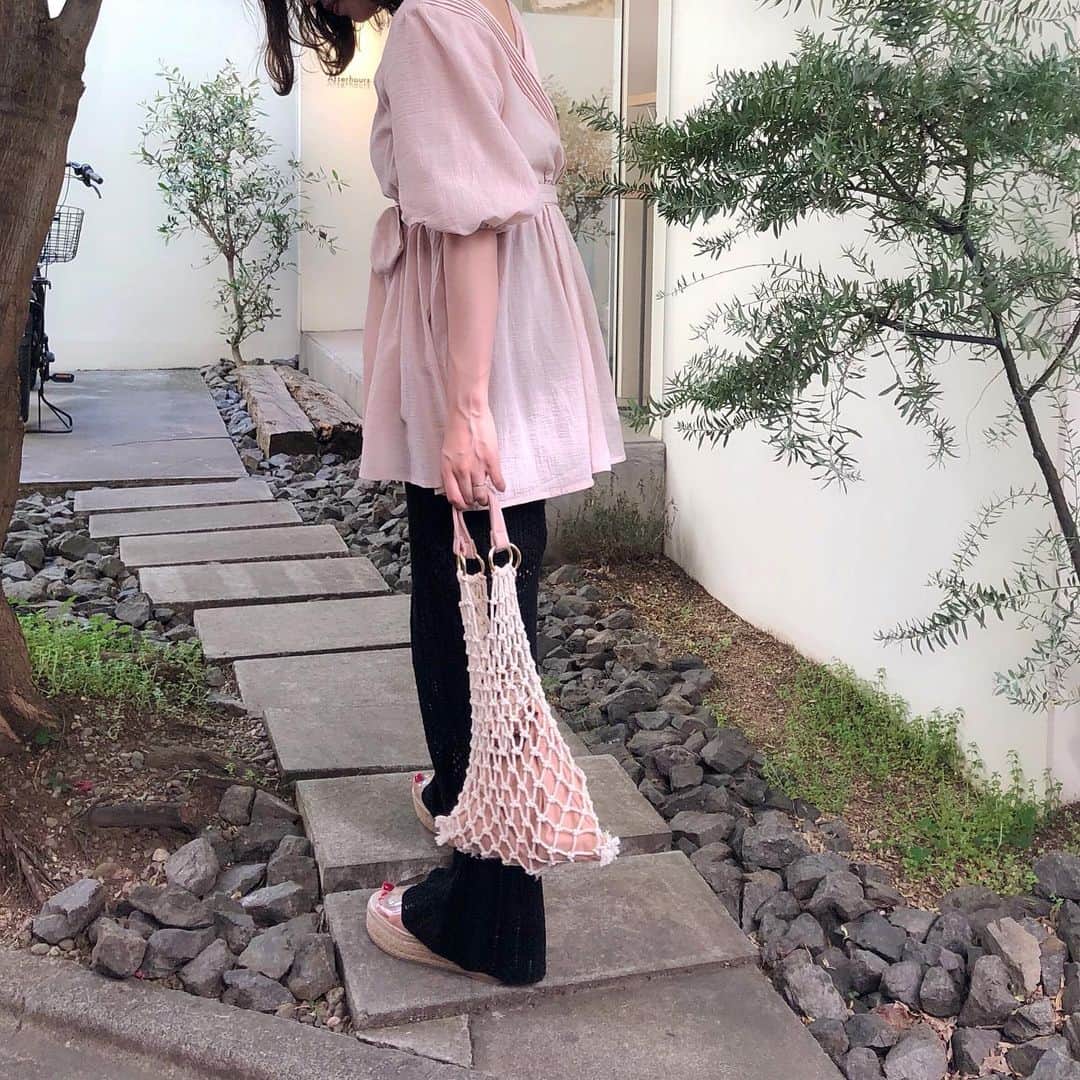 のインスタグラム：「ㅤㅤㅤㅤㅤㅤㅤㅤㅤㅤㅤㅤㅤ ㅤㅤㅤㅤㅤㅤㅤㅤㅤㅤㅤㅤㅤ この前載せたお気に入りのbagについて DMたくさんいただきました♡😳 ㅤㅤㅤㅤㅤㅤㅤㅤㅤㅤㅤㅤㅤ このbagは今年のChicoのswimwearを 予約したらもらえるノベルティなんです♡ (ちなみにpinkはSALON by Chico限定color🌷) ㅤㅤㅤㅤㅤㅤㅤㅤㅤㅤㅤㅤㅤ ㅤㅤㅤㅤㅤㅤㅤㅤㅤㅤㅤㅤㅤ 今日この時着てたチュニックが入荷予定♡ 袖が可愛い🤤 ㅤㅤㅤㅤㅤㅤㅤㅤㅤㅤㅤㅤㅤ ㅤㅤㅤㅤㅤㅤㅤㅤㅤㅤㅤㅤㅤ #ロープバッグ #チュニック #ニットパンツ #kana_chicode #salonbychico #whoswhochico ㅤㅤㅤㅤㅤㅤㅤㅤㅤㅤㅤㅤㅤ」
