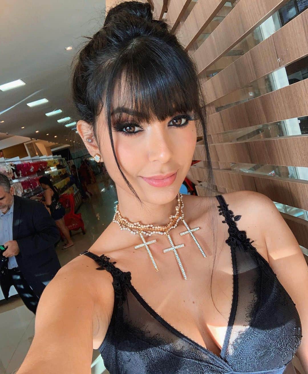 Gabriela Salesのインスタグラム：「O que os olhos não veem, a maquiagem esconde kkkk. Nem parece que tá toda perebuda 😂😂😂」