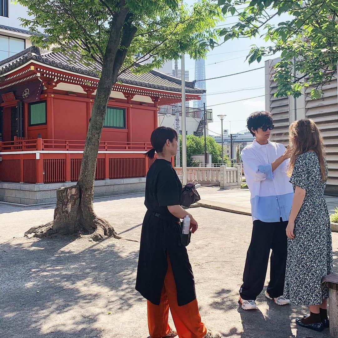 片山良平のインスタグラム：「浅草8時半⛩ arの撮影でした〜☀️ 朝の浅草最高🧡 #浅草 #雷門でテンション上がる #修学旅行生と一緒」