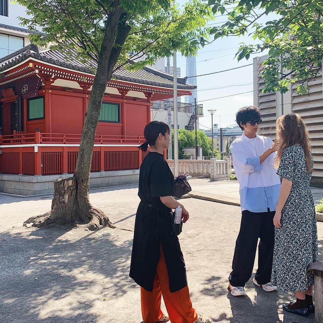 片山良平さんのインスタグラム写真 - (片山良平Instagram)「浅草8時半⛩ arの撮影でした〜☀️ 朝の浅草最高🧡 #浅草 #雷門でテンション上がる #修学旅行生と一緒」5月30日 11時45分 - ryohei_katayama