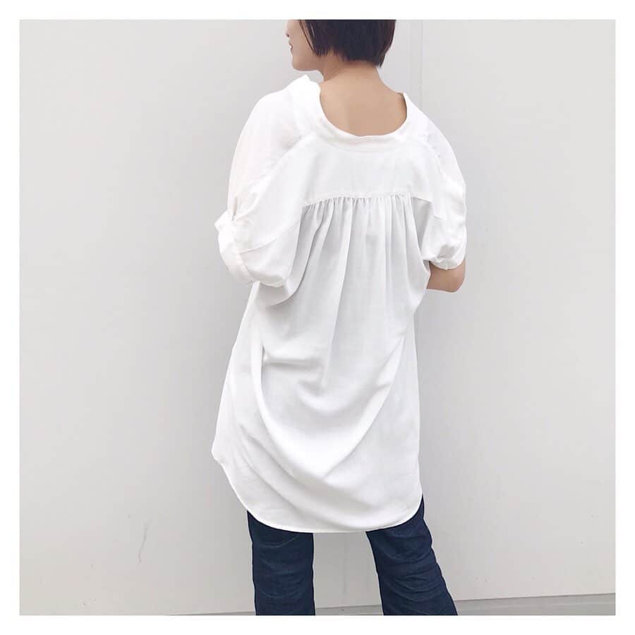 SHENERYさんのインスタグラム写真 - (SHENERYInstagram)「ㅤㅤㅤㅤㅤㅤㅤㅤㅤㅤㅤㅤㅤ 【New  arrival】 ㅤㅤㅤㅤㅤㅤㅤㅤㅤㅤㅤㅤㅤ 前後差のあるシルエットが綺麗なシャツ。 袖にはタックが施されており、ふわりとしたシルエットがポイントです。 ㅤㅤㅤㅤㅤㅤㅤㅤㅤㅤㅤㅤㅤ ・フレンチスリーブバックギャザーロングシャツ color:offwhite/bordeaux/beige price:¥12,000+tax ㅤㅤㅤㅤㅤㅤㅤㅤㅤㅤㅤㅤㅤ #SHENERY_official #シーナリー #shirt #2019ss #SHENERY2019ss」5月30日 11時48分 - shenery_official