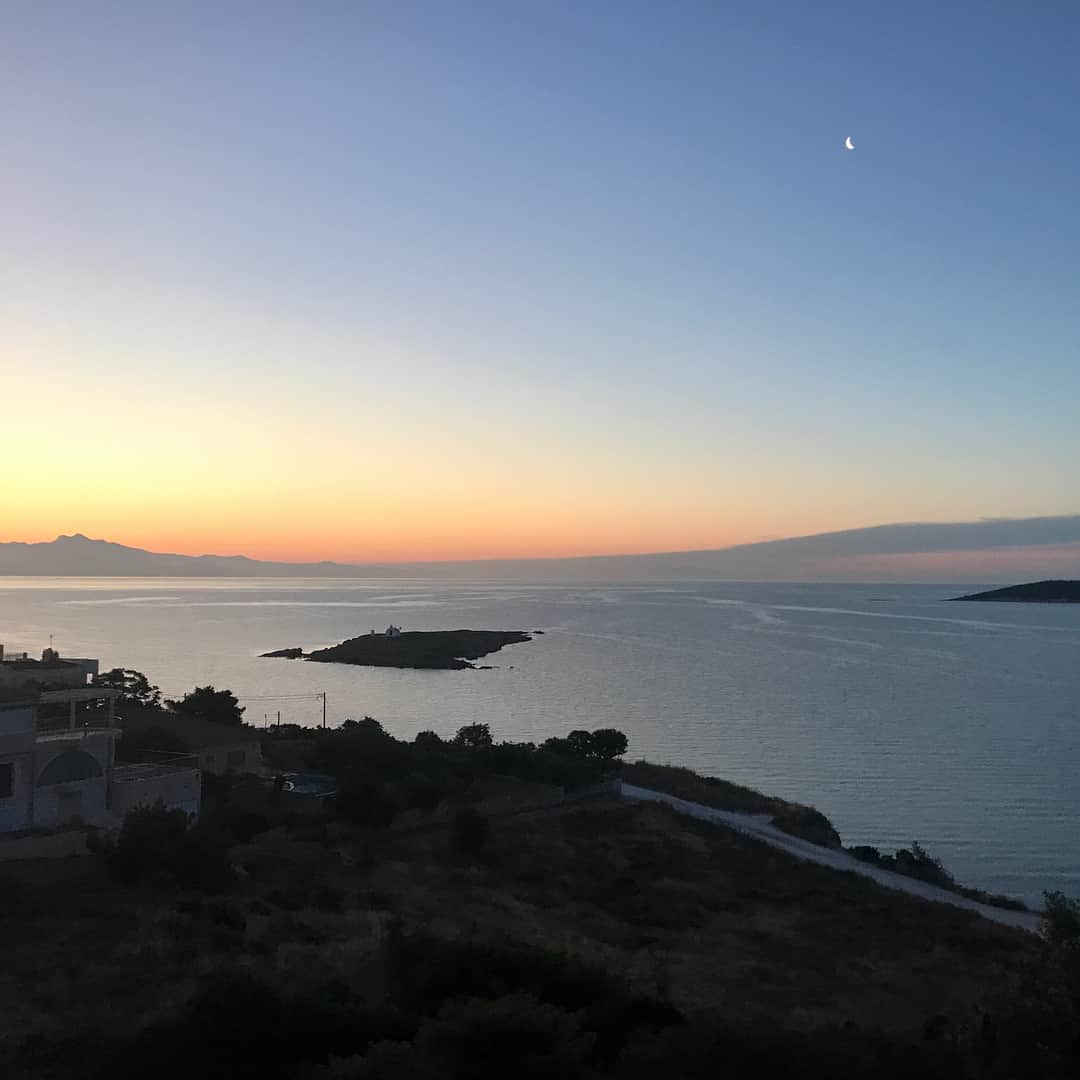 マイケル・グラント・テリーのインスタグラム：「Silver lining of jet lag... get to watch the sun rise while reading and not sleeping enough. First time in #greece and it’s fantastic. Listening to the roosters crow and birds chirp away」