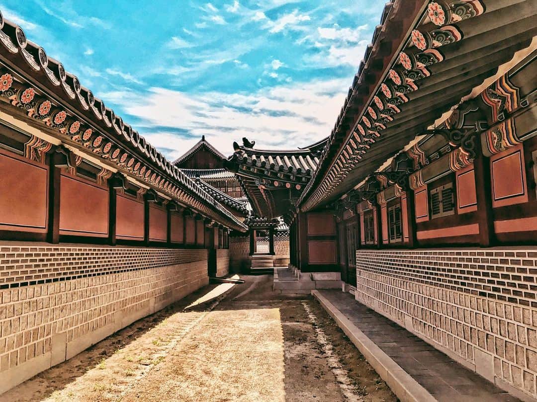 カロリーヌ・ド・メグレのインスタグラム：「Gyeongbokgung (1394-1867) Seoul 🇰🇷」
