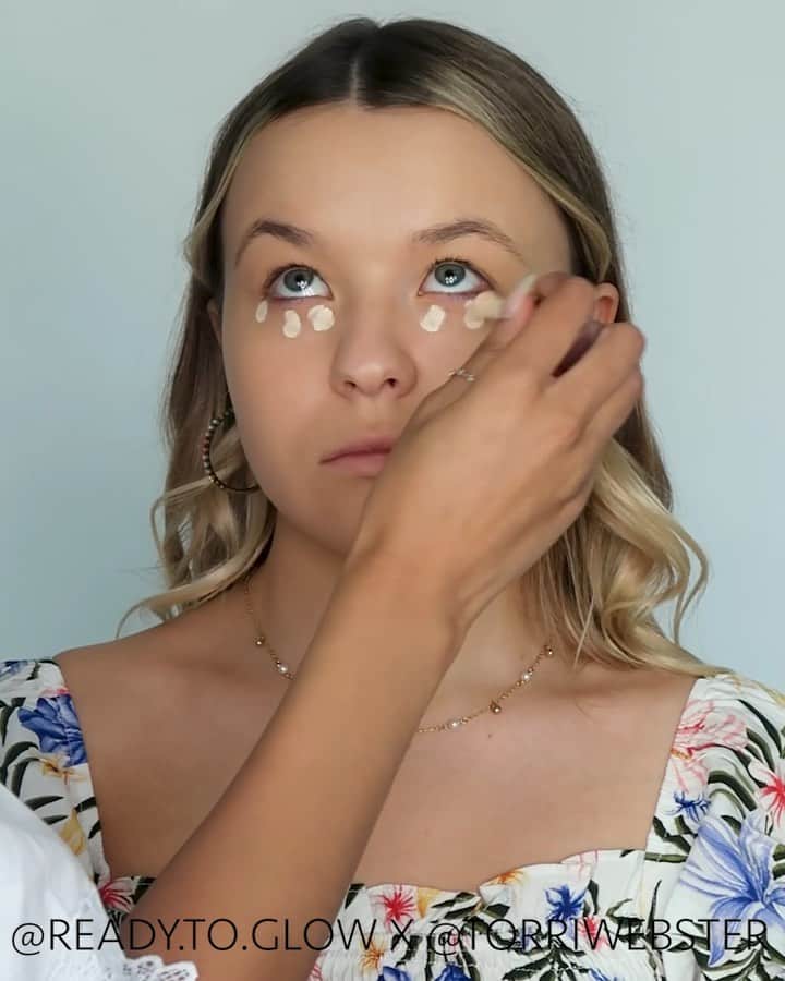 トーリ・ウェブスターのインスタグラム：「My sweet friend @ready.to.glow gave me full ✨summer glam✨ and I am here for it!!!! I love collaborating with local artists and creators and I think it’s so awesome that we’re both hustling here in Toronto! Her makeup master class is coming up so make sure to check out her work 👀💄#MasterClass #CollaborationOverCompetition 👯‍♀️」