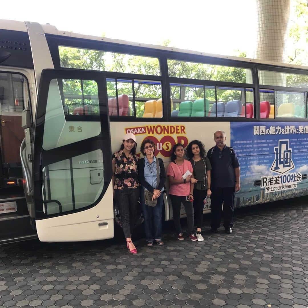 のインスタグラム：「Guests enjoying #OsakaWonderLoopBus while #sightseeing in the city! Come join us and our EnglishSpeaking guides on the bus! http://wonderloop.jp  See places like #OsakaCastle  #Dotonbori #Harukas #Shinsekai #Shitennoji #Nippombashi #Namba #OsakaStation #Umeda #SkyBuilding and other popular places in #Osaka!」