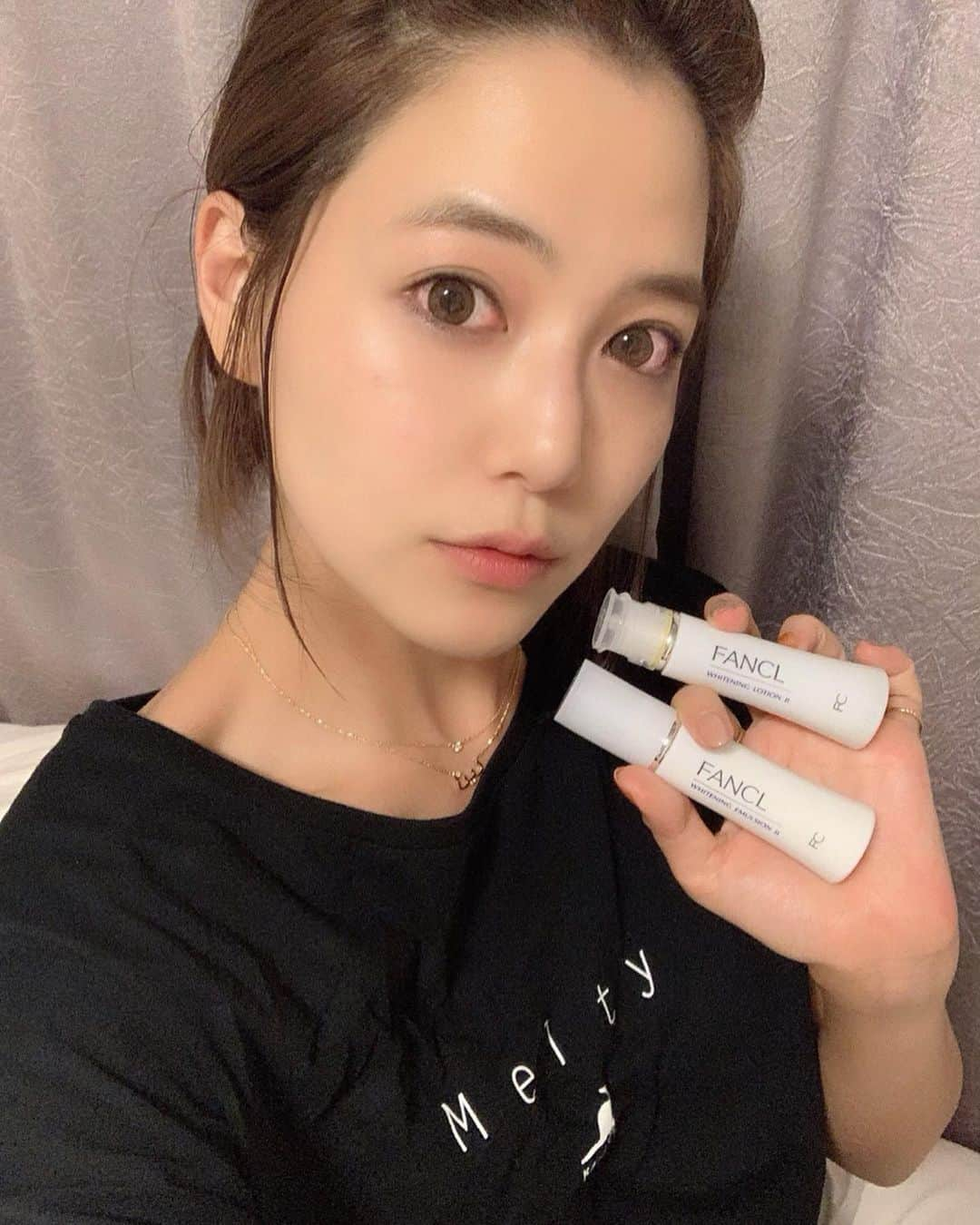 石井里奈さんのインスタグラム写真 - (石井里奈Instagram)「こんにちは🤭💕 . お昼はスキンケアの投稿💄💕 . 4月から2ヵ月使用したFANCLの無添加ホワイトニング 化粧液・乳液🐈✨ . 今まで絶対ファンデにプラスして、コンシーラーを使って、シミ、そばかすなど隠してたけど、最近全然コンシーラー使ってない😳😳✨ . 目元の下のシミとか気になって今まで厚塗りメイクしちゃってたから、最近ナチュラルメイクになって、好評で嬉しいの🥰❤️ . 効果を実感できると、ケアもより頑張ろうって思えるよね😳✨ これから老化してシミが大きくなる前にこれからも徹底ケアがんばります❤️ . 午後も頑張りましょう🙆‍♀️✨✨ . @fancl_official #美白 #無添加ホワイトニング #FANCL #居座りジミ #美白ケア #PR  #skincare #スキンケア #美容 #beauty #トラベル美容 #アンチエイジング #エイジングケア #旅行好き #素肌 #すっぴん #シミ #そばかす #肌悩み #保湿 #ファンケル #夏コスメ #すっぴん風メイク #ナチュラル #ナチュラルメイク #透明肌 #夏メイク #natural」5月30日 12時07分 - ri7tin1025