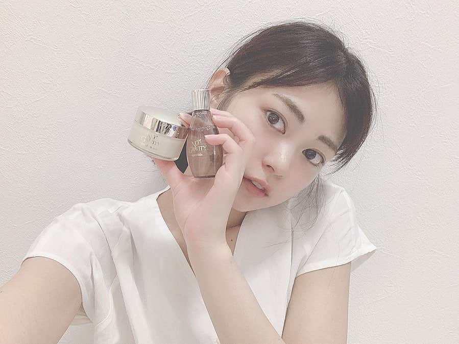 前田亜美のインスタグラム：「. . 私は季節の変わり目とか環境変わるとすぐ肌荒れとかになっちゃうし…乾燥肌なので色んなものを試して自分に合ったものを探します¨̮. . . これは. NO GRAVITYってブランドの #エポホワイティア ✌︎. オーガニックで余計なの入ってないから使ってみる¨̮. . . .  プラセンタとサイタイエキスを同時に抽出して配合した世界初の高濃度美容液らしい\(　˙▿˙　)/. . . #エポラ #エポホワイティア #ノーグラビティ #プラセンタ #サイタイエキス #美容液 #スキンケア . .  #美白 #美肌 目指し計画してる( ˙꒳​˙ )笑」