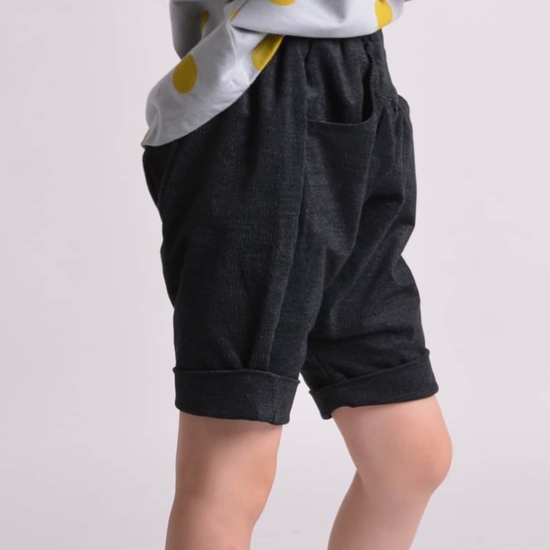 のインスタグラム：「＼✨本日までの限定価格✨／ コーデュロイパンプキンパンツ ※在庫限り ¥3,600 → ¥500  やっほ〜😘マノンだよ💕  大人顔負けオシャレなコーデュロイパンプキンパンツが 今日まで限定価格で販売中❗在庫限り🙏早い者勝ちです💓  他にも限定価格の商品がたくさん！要チェック！  プレゼント企画への応募は1つ前のPOSTから急げ〜☝ 🍭おかげさまで公式LINE@お友だち数9,000人突破🍭  MANONをお得にご利用頂くにはLINE@友だち登録がとってもオススメだよ〜😍 プロフィールのURLをクリック→公式オンラインショプ内のLINE@お友達登録リンクをクリック  MANON LINE@公式アカウントではお友達限定で 👉LINEお友達限定10%OFFクーポン 👉週末限定タイムセールセール 👉新作入荷  等のお得な最新情報をいち早くお届けしますよ❤  #ククマノン #coucoumanon #coucou_manon #キッズ撮影会 #kidscode #kids_japan #キッズ服 #キッズコーデ #キッズファッション #キッズモデル #子供 #子供服 #ギフト #娘コーデ #キッズフォト #ムスメ #親バカ部 #リンクコーデ #親子コーデ #子供服通販 #子供服コーデ #女の子コーデ #男の子コーデ #フォトコンテスト #フォトスタジオ #フォトブース #写真会 #フォトイベント #boheme」