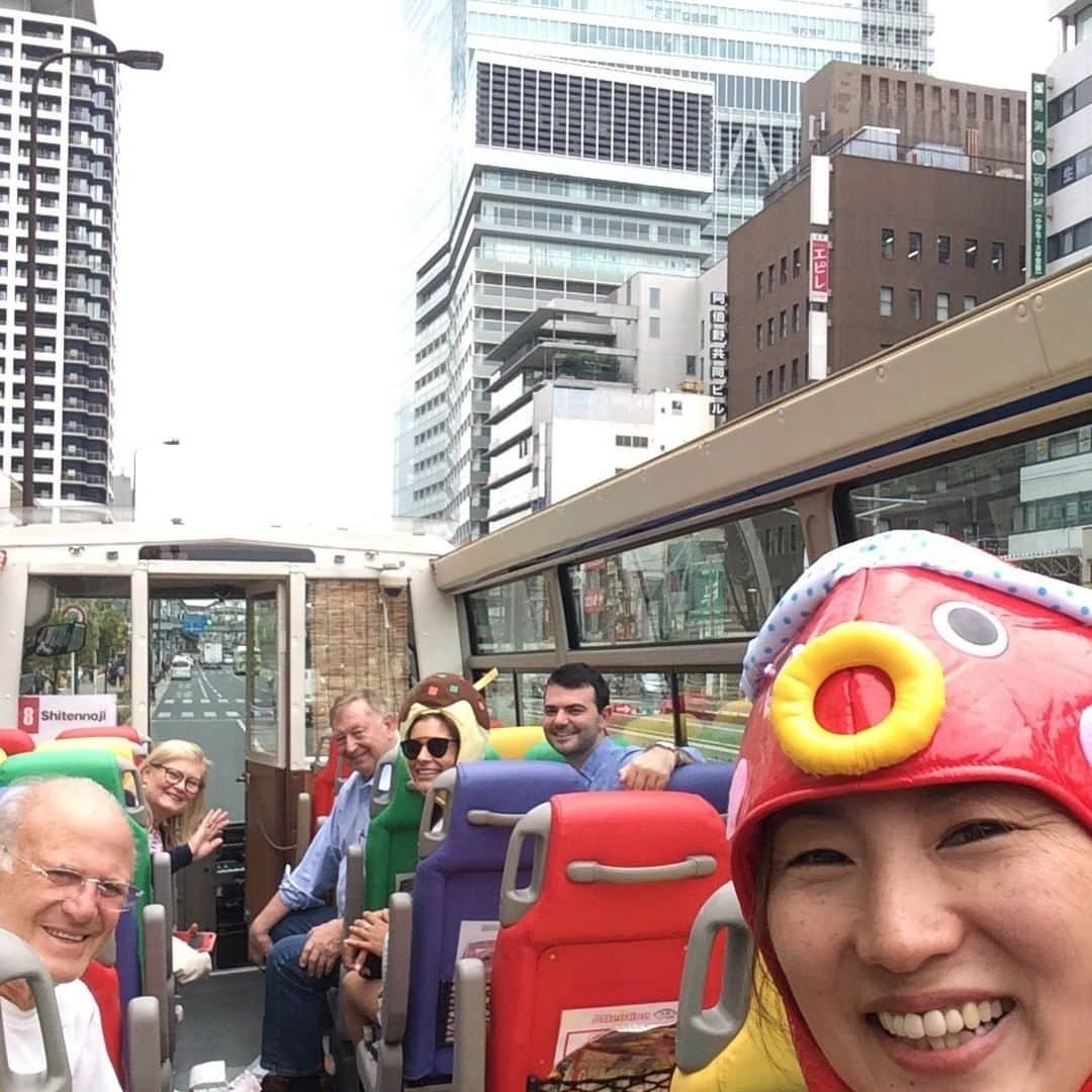 のインスタグラム：「Guests enjoying #OsakaWonderLoopBus while #sightseeing in the city! Come join us and our EnglishSpeaking guides on the bus! http://wonderloop.jp  See places like #OsakaCastle  #Dotonbori #Harukas #Shinsekai #Shitennoji #Nippombashi #Namba #OsakaStation #Umeda #SkyBuilding and other popular places in #Osaka!」