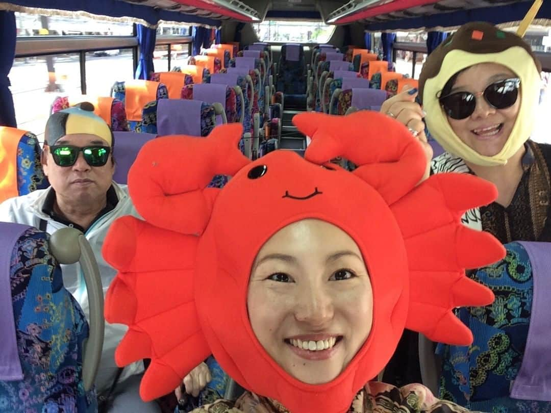 OSAKA WONDER LOOPさんのインスタグラム写真 - (OSAKA WONDER LOOPInstagram)「Guests enjoying #OsakaWonderLoopBus while #sightseeing in the city! Come join us and our EnglishSpeaking guides on the bus! http://wonderloop.jp  See places like #OsakaCastle  #Dotonbori #Harukas #Shinsekai #Shitennoji #Nippombashi #Namba #OsakaStation #Umeda #SkyBuilding and other popular places in #Osaka!」5月30日 12時09分 - osakawonderloopbus