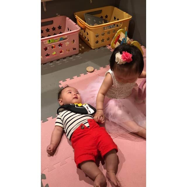 NON-Pさんのインスタグラム写真 - (NON-PInstagram)「昨日ゎ、ダンサーママ友会👶🏻💖 ・ 楽しくって、時間が経つのがあっとゆー間‼️😆 ・ まだ何も出来ないゴロンしてるだけのユウちゃんとも遊んでくれてありがとぅ🙏❤️ ・ ユウちゃん、完全ハーレム状態でした❣️www ・ またみんなで集まろ〜👶🏻💋💋💋💋 ・ ・ #👶🏻 #baby #boy #girl #ママ友 #ダンサー #dancer #ジェラピケカフェ  #オーガニック #happy #smile  #friends #ハーレム #cute #🤱🏻 #ありがとう #またね #宝物 #mylove #iloveyou #愛してる」5月30日 12時09分 - nonp_mam