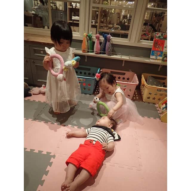 NON-Pさんのインスタグラム写真 - (NON-PInstagram)「昨日ゎ、ダンサーママ友会👶🏻💖 ・ 楽しくって、時間が経つのがあっとゆー間‼️😆 ・ まだ何も出来ないゴロンしてるだけのユウちゃんとも遊んでくれてありがとぅ🙏❤️ ・ ユウちゃん、完全ハーレム状態でした❣️www ・ またみんなで集まろ〜👶🏻💋💋💋💋 ・ ・ #👶🏻 #baby #boy #girl #ママ友 #ダンサー #dancer #ジェラピケカフェ  #オーガニック #happy #smile  #friends #ハーレム #cute #🤱🏻 #ありがとう #またね #宝物 #mylove #iloveyou #愛してる」5月30日 12時09分 - nonp_mam