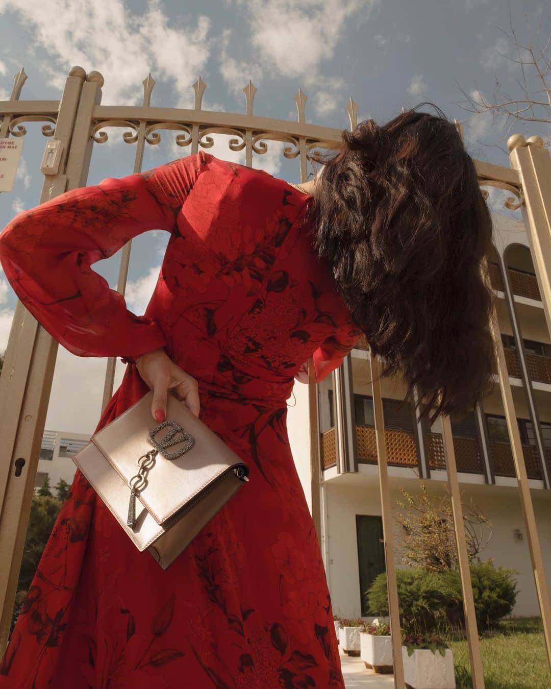 Bergdorf Goodmanさんのインスタグラム写真 - (Bergdorf GoodmanInstagram)「BEHIND THE SCENES 🥀 A closer look at @styleheroine in Greece wearing highlights from @maisonvalentino’s Pre-Fall collection, including the V shoulder bag. Shop now in store on 2 and online at BG.com. #BGInTheBag」5月30日 12時11分 - bergdorfs