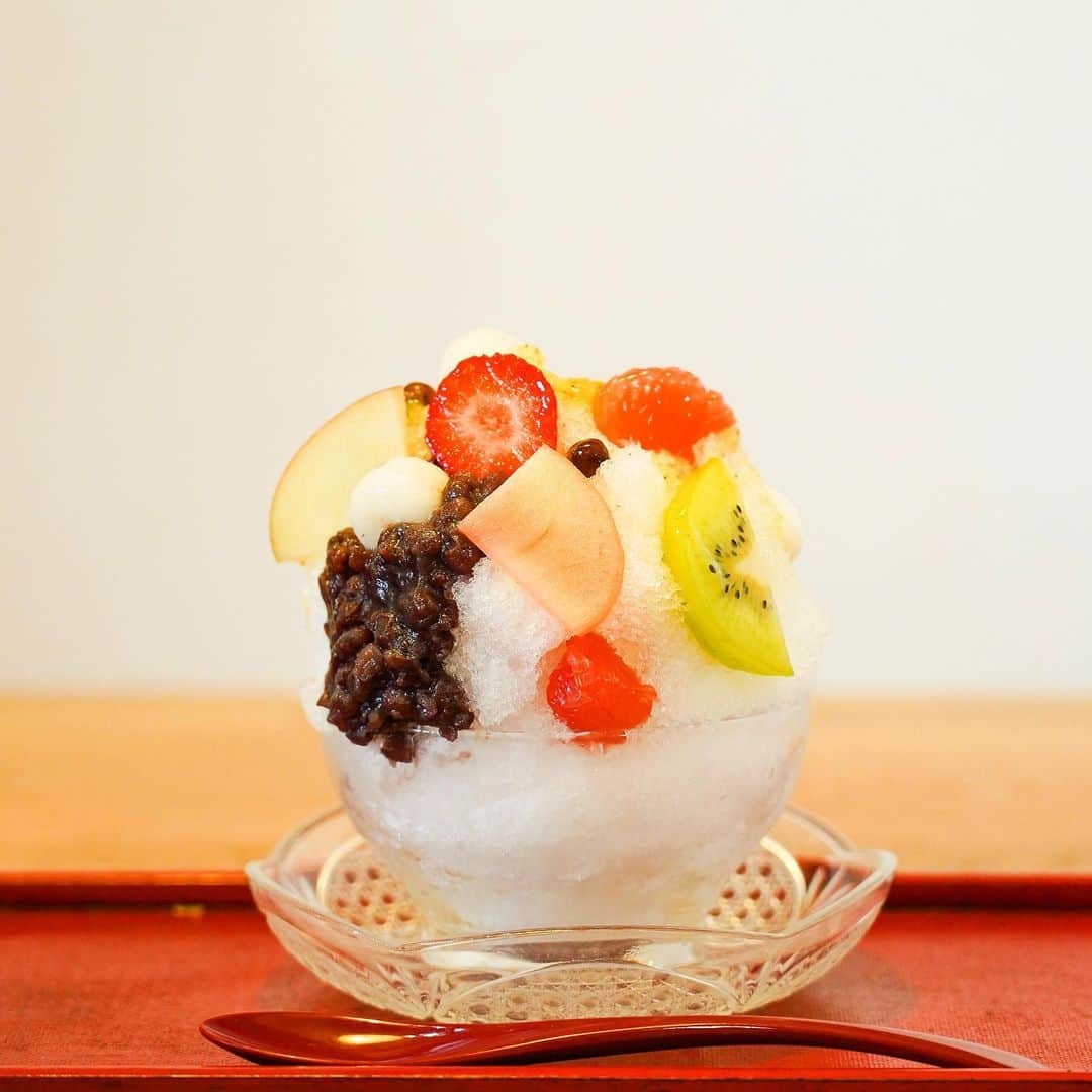 Hanako公式さんのインスタグラム写真 - (Hanako公式Instagram)「トッピングは全て手作りの、本格的な和かき氷を🍧﻿ ﻿ 〈うめのま〉の夏限定のかき氷にはファン多数。なかでも日替わりの「果物あんみつかき氷」は、色鮮やかな果物のコンポート、かき氷専用に炊いたあんこ、白玉がトッピングされ、食べ応え十分！﻿ ﻿ 【Hanako_福岡シティガイド発売!!】﻿ #Hanako #Hanako_magazine #Hanako30th #うめのま #渡辺通 #かき氷 #福岡 #fukuoka #福岡旅行 #博多 #天満 #うきは #糸島 #糟屋 #福岡グルメ #福岡カフェ巡り #福岡スイーツ #福岡うどん #福岡カレー部 #博多グルメ #博多カフェ #糸島カフェ #うきはカフェ #喫茶店巡り #喫茶部 #カフェ部 #カフェ巡り #コーヒー好き #朝ごはんの記録 #Photoby_ManabuYamabe」5月30日 12時14分 - hanako_magazine