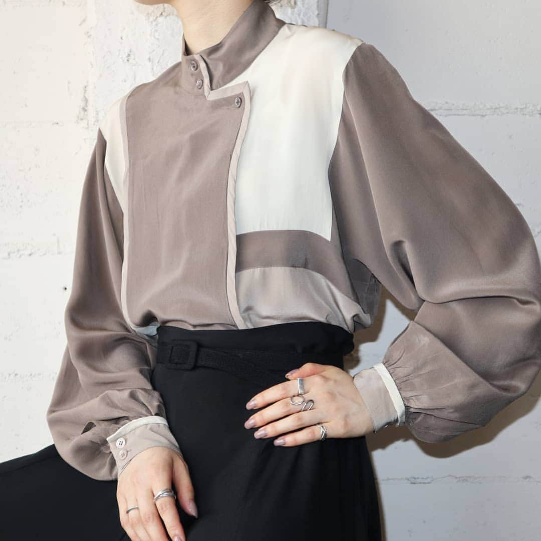 吉祥寺 古着屋 Orfeoのインスタグラム：「Silk Panel Blouse  #orfeo #kichijoji #tokyo #vintage #used #fashion #coordinate #outfits  掲載商品のお問い合わせはメールにて承っております。コメント、DMでのお問い合わせは受け付けておりませんのでご了承ください。」