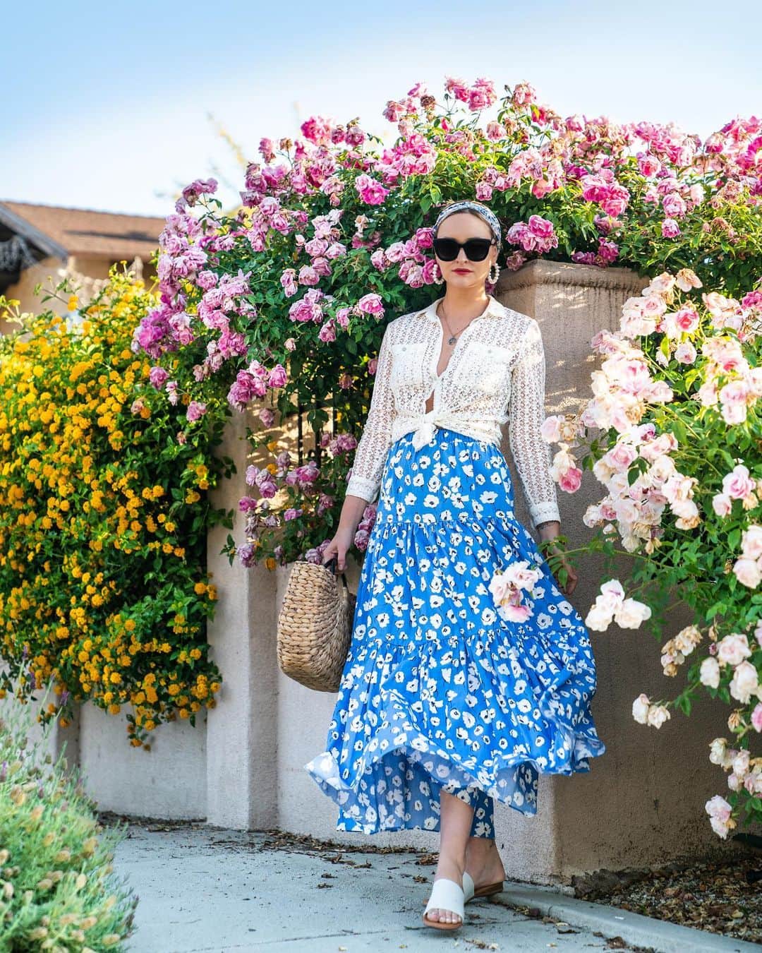リズ・チェルカソワのインスタグラム：「My new hobby is finding houses with beautiful gardens and obsessively photographing myself in front of said gardens. It indulges my millennial self-obsession while simultaneously highlighting my inability to achieve the American dream of home ownership. On the bright side, I got this skirt from Zara.」