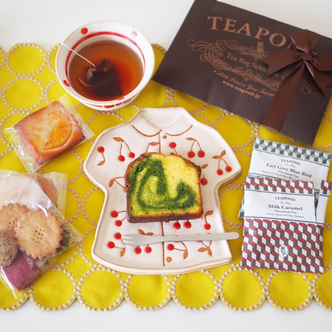 木村涼子さんのインスタグラム写真 - (木村涼子Instagram)「2019.5.30 憧れのTEAPONDさんの紅茶♡ 袋を開けた途端、フワッと甘い良い香りが漂いシアワセな気分になりました。 そしてとっても美味しいー✨ 焼き菓子カフェこなのかさんのお菓子も嬉しい♡ お皿に乗ってるのは、ほうれん草とココナッツのマーブルケーキ。 以外な組み合わせが新鮮で、 これまた美味しかった。 送ってくれたのは、梨ちゃん @nashi_o7o4  本当にありがとうーー♡  #teapond #こなのか #おうちカフェ #洋服のプレート #帽子の器」5月30日 12時19分 - kimuryou