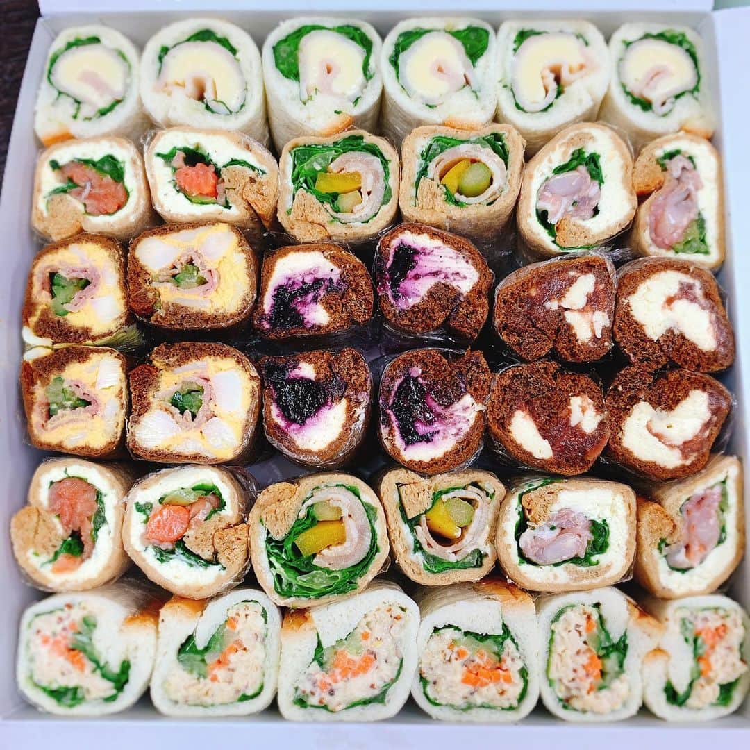 金子貴俊さんのインスタグラム写真 - (金子貴俊Instagram)「打ち合わせの席にご用意していただいた軽食が素敵✨ 有難いお心遣い。申し訳ないくらい。 その分お仕事でお返しできるように頑張らなくっちゃ。」5月30日 12時22分 - takatoshi_kaneko
