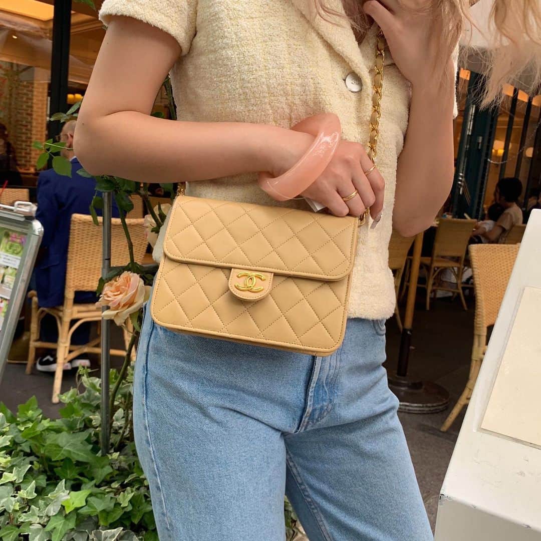 Vintage Brand Boutique AMOREさんのインスタグラム写真 - (Vintage Brand Boutique AMOREInstagram)「SOLD OUT!!! Vintage Chanel lamb skin push-lock mini classic flap shoulder bag. >>>Free Shipping Worldwide✈️ DM for more information ✉️ info@amorevintagetokyo.com  #ヴィンテージ #シャネル  #ヴィンテージシャネル #ヴィンテージブランドブティック #アモーレ #アモーレトーキョー #表参道 #青山 #東京 #chanel #vintage #vintagechanel #chanelvintage#amoretokyo #amorevintage #vintageshop」5月30日 12時27分 - amore_tokyo