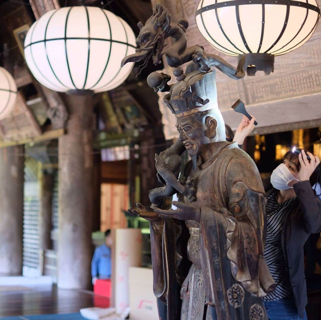 奈良 長谷寺 / nara hasederaさんのインスタグラム写真 - (奈良 長谷寺 / nara hasederaInstagram)「#東博 で行われる「#奈良大和四寺のみほとけ 」展に出展のため#難陀龍王 ご出座！  龍を纏ったそのお姿は威厳に満ち、王たる品格を具えています。衣には長谷寺らしく牡丹をあしらい、建立されてより三度の火難を逃れたがその跡が痛々しく残ります。手に持つ水盤には彩色が施されているのが確認でき造詣の深さが見て取れます。来月18日からです。  It is the “nanda Ryuo” #drgonking of the side of the main Buddha statue.  This statue will leave #Nara to be exhibited at the #TokyoNationalMuseum from next month 18.  #長谷寺 #奈良長谷寺 #総本山長谷寺 #花の御寺 #奈良 #hasedera #hasederatemple #temple #japan #japanesetraditional #pilgrimage #nara #tourism #sightseeing #japanesetemple #西国 #西国三十三所 #霊場 #巡礼 #四寺巡礼 #やまとびとツアーズ #長谷寺が好き」5月30日 12時32分 - hase_dera