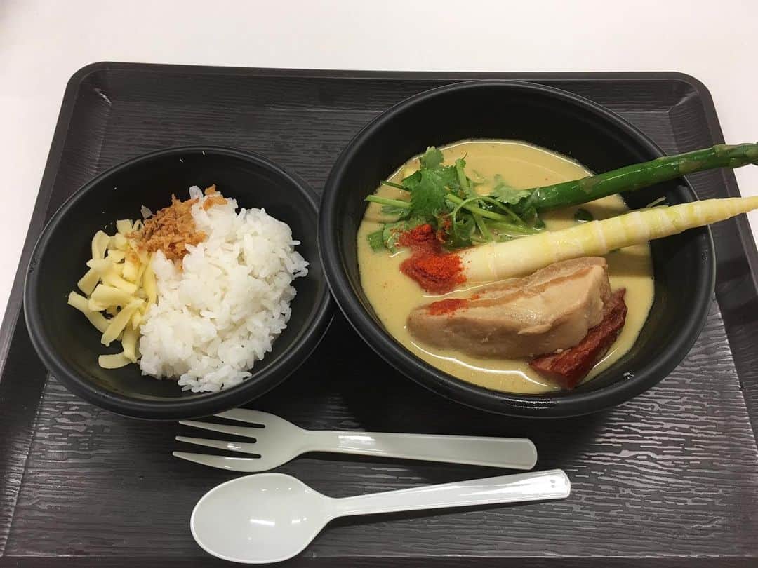 のインスタグラム：「そして何より今回札幌公演のケータリングには、僕とリーダーのキューピットとも言えるスープカレー屋さん、yellowさんが入ってくれました。 楽屋で食べられるレベルではない美味しさ❗️ yellowのマスターいつもありがとうございます。💖 そして、札幌滞在最後のスープカレーは、心さんへ。 やっぱり本店は一味も二味も違い、新しくなった納豆挽肉オクラは、蓮根の食感が楽しめて、最高でした。😊 では、東京へ向かいます。 #NACSYMPHONY #カレー情報局 #yellow #日本スープカレー協会広報宣伝担当理事 #カレー食堂心」