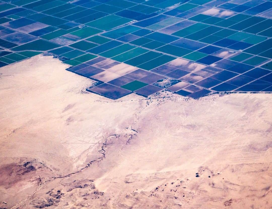 ナショナルジオグラフィックさんのインスタグラム写真 - (ナショナルジオグラフィックInstagram)「Photo by Pete McBride @pedromcbride | Greening the desert:  Which is winning, the desert or the green? The Colorado River is the lifeline of the American Southwest, and it also produces the vast majority of America's salad bowl—in short, every piece of lettuce you eat in the United States in the winter months grows because of the Colorado River.  But as we ask more from this river artery, not only is the river running lower and drier but the greening of the desert to grow food becomes ever more challenging. For more on life-sustaining rivers, follow @pedromcbride. #petemcbride #ColoradoRiver」5月30日 12時33分 - natgeo