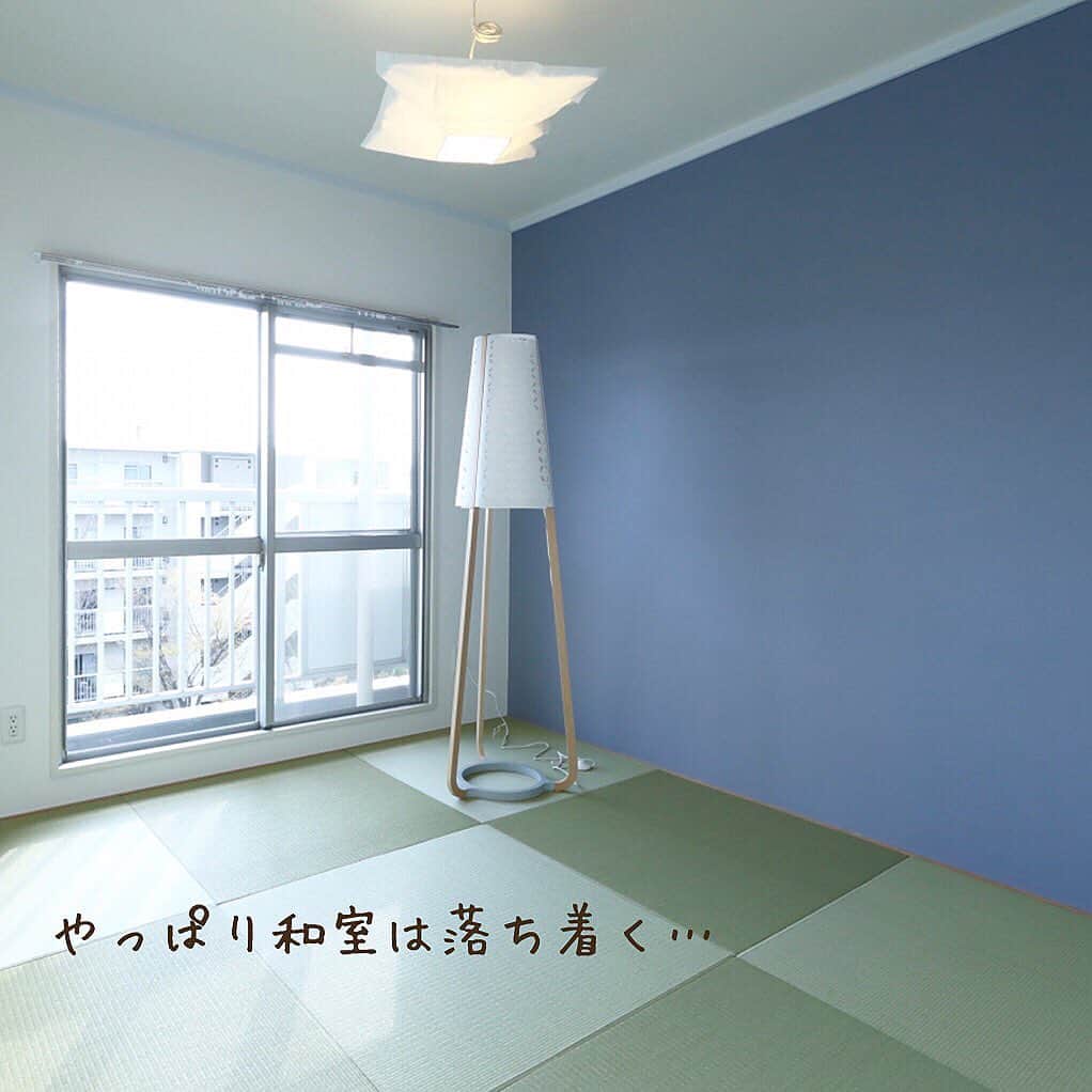 レノビアリングのインスタグラム：「横浜市青葉区にある築35年の団地リノベーション🕊 ・ フルリノベーションをきっかけに和室をなくす方も多くいますが、やっぱり恋しい、畳のお部屋❤️ ・ 日本人ですから☺️ ・ そこで、こんなはいかがでしょう。縁なし琉球畳と鮮やかなアクセントウォールでこんなに垢抜けます✨ ・ 押し入れだって扉を付けてクローゼット風に(2枚目) ・ ・ -------------------------------- 詳しくはコチラ ☞ @renovering_2016 リノベ写真集【インテリアをＩＫＥＡのプランニングサービスで！モダン＆シックな築35年の団地リノベーション】 -------------------------------- ・ #リノベーション　#リノベーションライフ　#リフォーム　#リノベ　#中古リノベ　#団地リノベーション　#マンションリノベーション #中古マンション　#リノベーション会社　#北欧　#日々の暮らし　#住まい　#北欧ナチュラル　#北欧インテリア　#カフェ風インテリア　#横浜　#長津田　#レノビアリング　#マックライフ　#インテリア #ていねいな暮らし　#シンプルな暮らし　#暮らしを楽しむ #マイホーム #ナチュラルインテリア #アクセントウォール　#和室 #和室インテリア #和モダン #おしゃれな家」