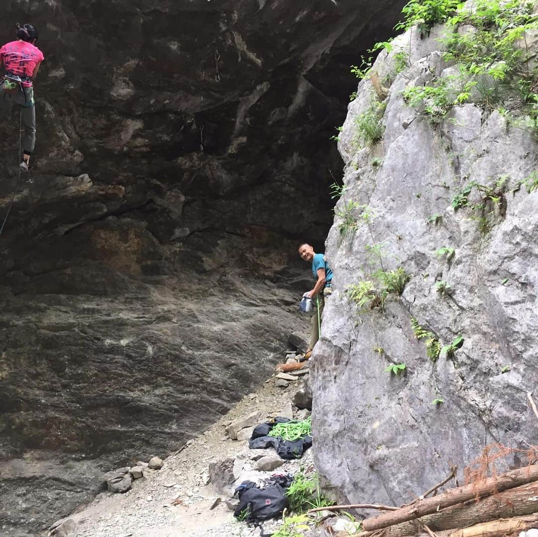 平山ユージさんのインスタグラム写真 - (平山ユージInstagram)「A day off during a week. Good to be in mountain and to talk with friends. And even more great things that I send two 7c+ and work out my body💪💪 平日の休みに山に入ったり友人と話すのは心地いいです。さらに7c+を二本も登れ鈍る体を動かせて最高です！！ @thenorthfacejp  @blackdiamond  @beal.official  @climbskinspain  @boulderpark_basecamp  @basecamponline  @basecamptokyo  @basecamp.import  @climbparkbasecamp  @thenorthfacecup」5月30日 12時39分 - yuji_hirayama_stonerider