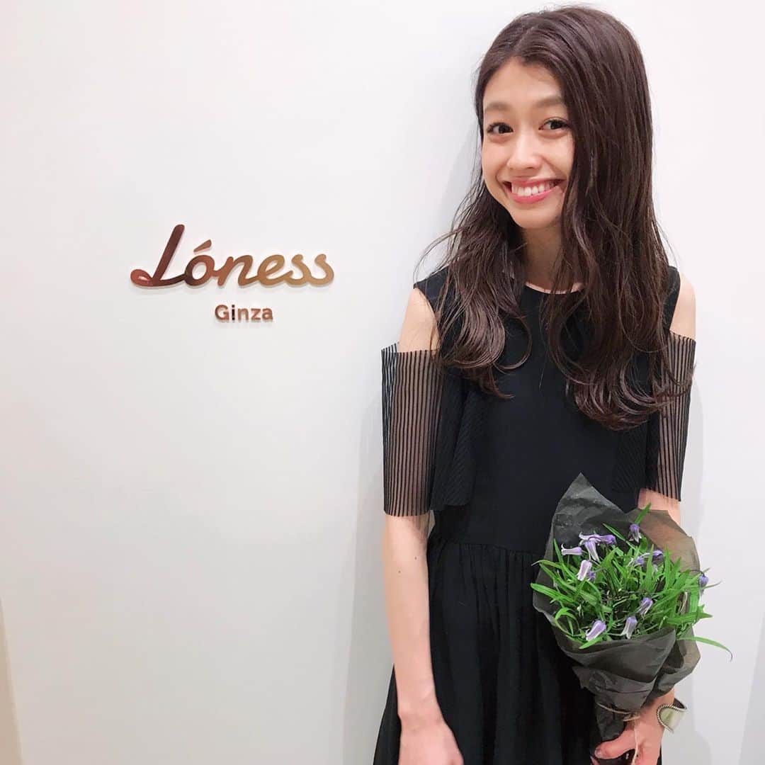 木野園子さんのインスタグラム写真 - (木野園子Instagram)「朝、仕入れ過ぎたクレマチスを持ってLoness @loness0301 Ginza店へ💜💜 はるさん @honda_haruhiko とあちゃこ @xxmed9xx に会うとお喋りが止まらなくなる。ありがとう💋  #hair #hairsalon #loness #lonessginza #lonessomotesando #longhair #hairstyle #ヘア #ロングヘア #ヘアスタイル #hairtreatment  #flower #flowers #flowerstagram #flowerlesson #flowershop #お花 #花  #お花屋さん  #BUENOF #三軒茶屋 #木野園子のお花のお仕事 #flowerbouquet  #bouquet #ブーケ」5月30日 12時41分 - kinosonoko