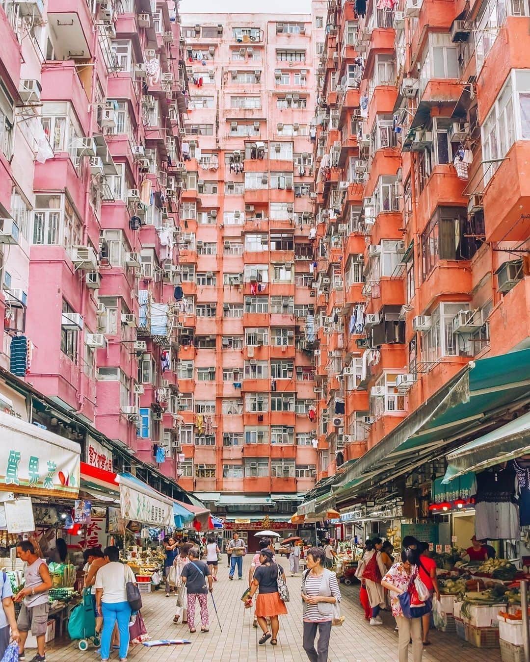 Discover Hong Kongさんのインスタグラム写真 - (Discover Hong KongInstagram)「Check out the beautiful colours of these local buildings! 愛上香港舊建築的鮮明色彩！ 香港にはカラフルなビルがたくさん！ 📷: @celineraedt #DiscoverHongKong #repost」5月30日 13時01分 - discoverhongkong