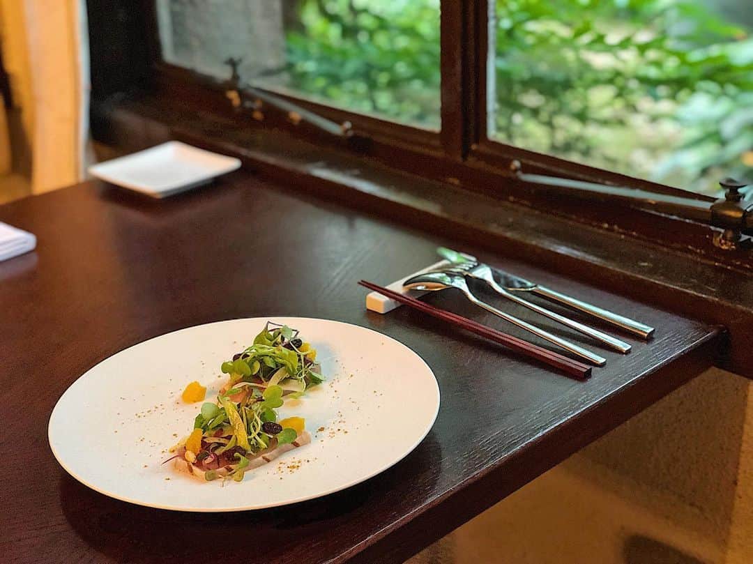 THE SODOH OFFICIALさんのインスタグラム写真 - (THE SODOH OFFICIALInstagram)「* ランチでは旬の食材を使ったディナーとは少し違うSODOHを楽しんで頂けます。 窓辺から差し込む優しい日差しと緑が今日もお客様をお出迎えしています。 ___ #thesodohigashiyamakyoto #thesodoh #sodoh #kyoto #higashiyama #lunch #sodoh東山 #京都 #東山 #竹内栖鳳 #木造建築 #建築 #ランチ #デート #オレンジ」5月30日 12時56分 - kyoto_thesodoh