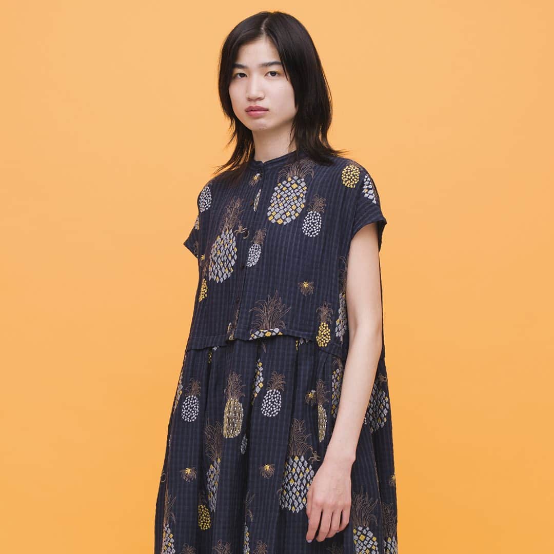 marbleSUD(マーブルシュッド) のインスタグラム：「EMB Monkey Pineが直営店&online shopに入荷！ジューシーなパイナップルに集まってきたのは小さなお猿たち。ユニークなモチーフはマーブルシュッドならでは☆この夏イチオシのテキスタイルです。 ・ #marblesud #マーブルシュッド #刺繍 #果物 #ファッション #コーデ #大人カジュアル #大人女子」